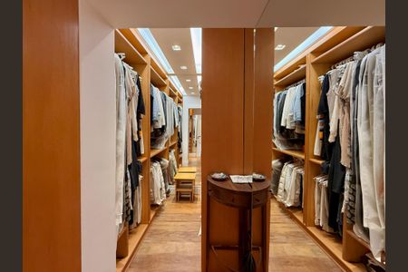 Apartamento à venda com 400m², 3 quartos e 4 vagas Apartamento à venda com 400m², 3 quartos e 4 vagasCloset Suíte 1