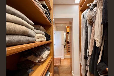 Apartamento à venda com 400m², 3 quartos e 4 vagas Apartamento à venda com 400m², 3 quartos e 4 vagasCloset Suíte 1