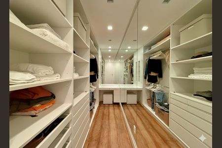 Apartamento à venda com 400m², 3 quartos e 4 vagas Apartamento à venda com 400m², 3 quartos e 4 vagasCloset Suíte 2