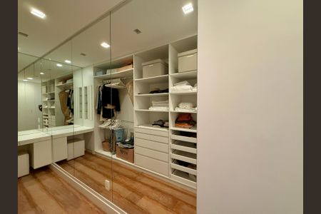 Apartamento à venda com 400m², 3 quartos e 4 vagas Apartamento à venda com 400m², 3 quartos e 4 vagasCloset Suíte 2