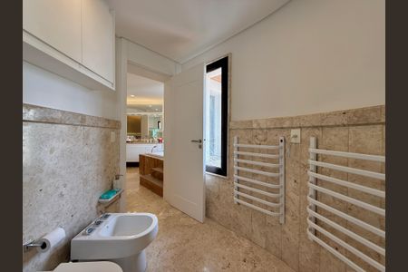 Apartamento à venda com 400m², 3 quartos e 4 vagas Apartamento à venda com 400m², 3 quartos e 4 vagasBanheiro Suíte 1