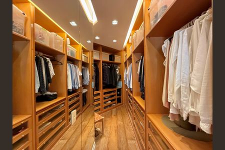 Apartamento à venda com 400m², 3 quartos e 4 vagas Apartamento à venda com 400m², 3 quartos e 4 vagasCloset Suíte 1