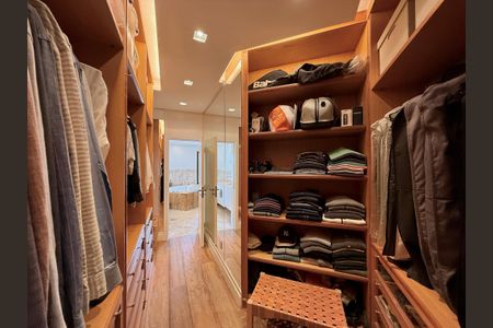 Apartamento à venda com 400m², 3 quartos e 4 vagas Apartamento à venda com 400m², 3 quartos e 4 vagasCloset Suíte 1