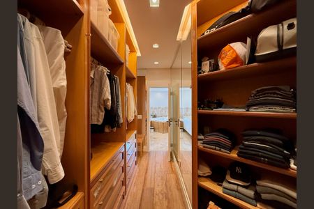 Apartamento à venda com 400m², 3 quartos e 4 vagas Apartamento à venda com 400m², 3 quartos e 4 vagasCloset Suíte 1