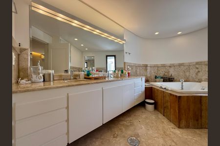 Apartamento à venda com 400m², 3 quartos e 4 vagas Apartamento à venda com 400m², 3 quartos e 4 vagasBanheiro Suíte 1