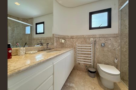 Apartamento à venda com 400m², 3 quartos e 4 vagas Apartamento à venda com 400m², 3 quartos e 4 vagasBanheiro Suíte 2