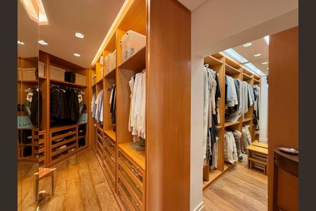 Apartamento à venda com 400m², 3 quartos e 4 vagas Apartamento à venda com 400m², 3 quartos e 4 vagasCloset Suíte 1