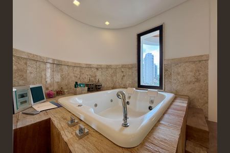 Apartamento à venda com 400m², 3 quartos e 4 vagas Apartamento à venda com 400m², 3 quartos e 4 vagasBanheiro Suíte 1