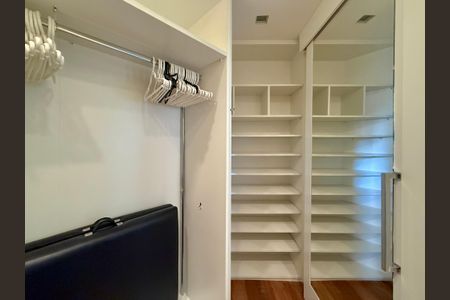 Apartamento à venda com 400m², 3 quartos e 4 vagas Apartamento à venda com 400m², 3 quartos e 4 vagasCloset Suíte 3