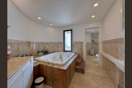 Apartamento à venda com 400m², 3 quartos e 4 vagas Apartamento à venda com 400m², 3 quartos e 4 vagasBanheiro Suíte 1