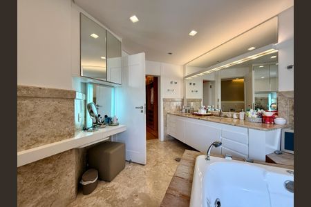 Apartamento à venda com 400m², 3 quartos e 4 vagas Apartamento à venda com 400m², 3 quartos e 4 vagasBanheiro Suíte 1