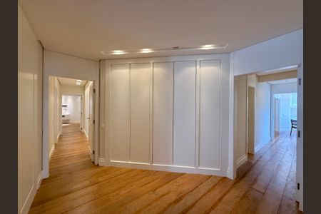 Apartamento à venda com 400m², 3 quartos e 4 vagas Apartamento à venda com 400m², 3 quartos e 4 vagasCorredor Suítes