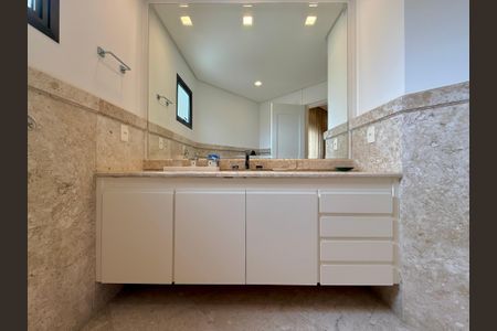 Apartamento à venda com 400m², 3 quartos e 4 vagas Apartamento à venda com 400m², 3 quartos e 4 vagasBanheiro Suíte 3