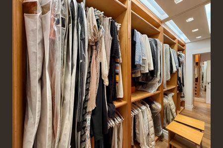 Apartamento à venda com 400m², 3 quartos e 4 vagas Apartamento à venda com 400m², 3 quartos e 4 vagasCloset Suíte 1