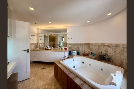 Apartamento à venda com 400m², 3 quartos e 4 vagas Apartamento à venda com 400m², 3 quartos e 4 vagasBanheiro Suíte 1
