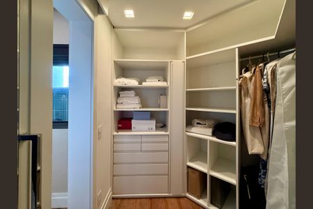 Apartamento à venda com 400m², 3 quartos e 4 vagas Apartamento à venda com 400m², 3 quartos e 4 vagasCloset Suíte 3