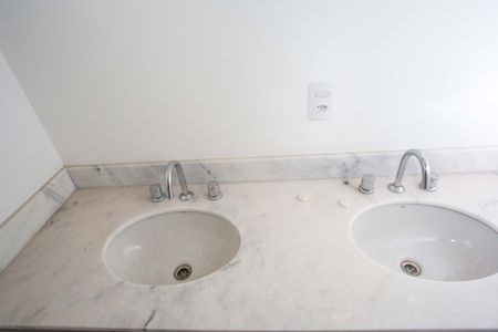 Apartamento à venda com 130m², 3 quartos e 3 vagasBanheiro da Suíte 1