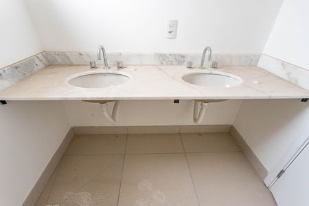 Apartamento à venda com 130m², 3 quartos e 3 vagas Apartamento à venda com 130m², 3 quartos e 3 vagasBanheiro da suíte 1