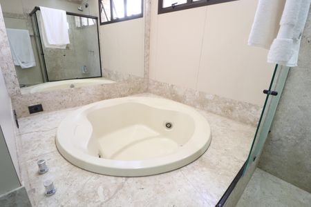 Apartamento para alugar com 264m², 5 quartos e 2 vagasBanheiro do Quarto 4