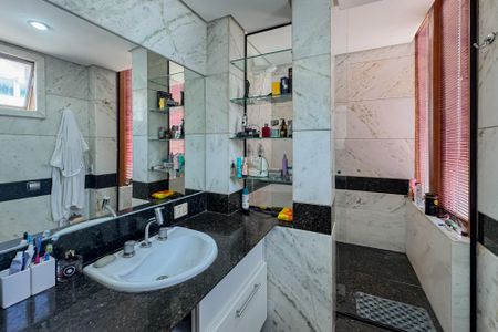 Apartamento à venda com 260m², 4 quartos e 2 vagasBanheiro da Suíte 2