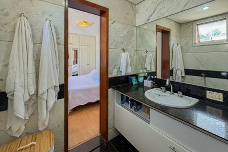 Apartamento à venda com 260m², 4 quartos e 2 vagasBanheiro da Suíte 2