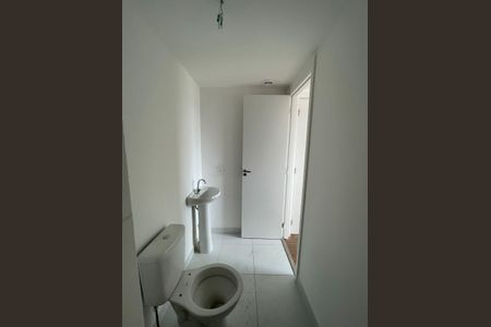 Banheiro de apartamento à venda com 1 quarto, 27m² em Jardim Itacolomi, São Paulo