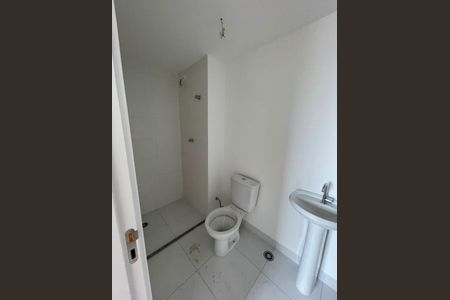Banheiro de apartamento à venda com 1 quarto, 27m² em Jardim Itacolomi, São Paulo