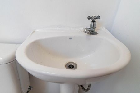 Casa de condomínio para alugar com 59m², 2 quartos e 1 vaga Casa de condomínio para alugar com 59m², 2 quartos e 1 vagaBanheiro