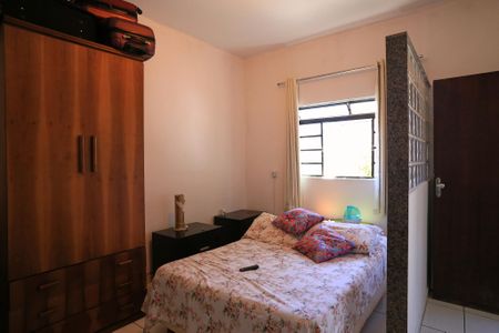 Sala/Quarto de casa à venda com 3 quartos, 180m² em Sagrada Família, Belo Horizonte