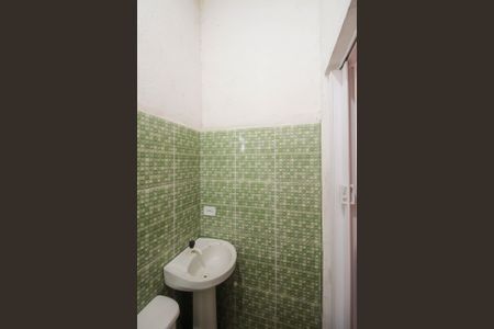 Banheiro de casa para alugar com 1 quarto, 42m² em Parque dos Bancarios, São Paulo