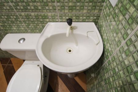 Banheiro de casa para alugar com 1 quarto, 42m² em Parque dos Bancarios, São Paulo