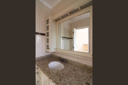 Casa à venda com 239m², 3 quartos e 2 vagasSuíte 1 Banheiro 