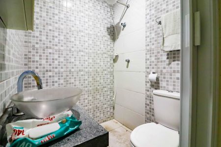 Banheiro de kitnet/studio para alugar com 1 quarto, 34m² em Vila Pirajussara, São Paulo