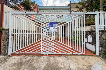 Casa para alugar com 150m², 3 quartos e 2 vagasFachada + Plaquinha