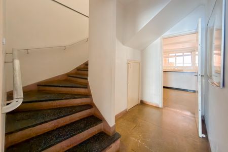 Casa para alugar com 150m², 3 quartos e 2 vagasEscada