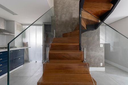 Apartamento à venda com 187m², 3 quartos e 2 vagas Apartamento à venda com 187m², 3 quartos e 2 vagasEscada