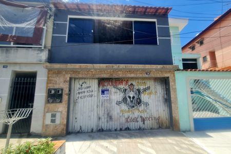 Fachada do imóvel com placa QuintoAndar de casa para alugar com 2 quartos, 55m² em Parque Continental I, Guarulhos