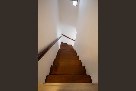 Casa à venda com 200m², 4 quartos e 2 vagasEscada de acesso