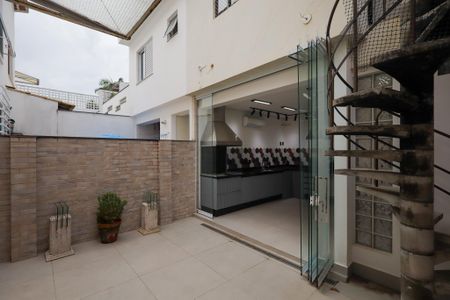 Casa à venda com 150m², 3 quartos e 2 vagasQuintal - Corredor lateral