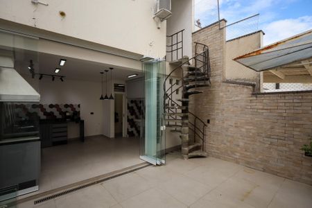 Casa à venda com 150m², 3 quartos e 2 vagasQuintal - Corredor lateral