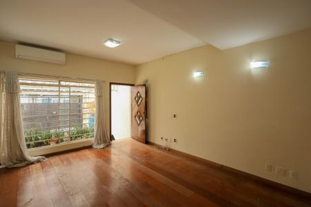 Sala de estar de casa à venda com 3 quartos, 150m² em Chácara Santo Antônio (zona Sul), São Paulo