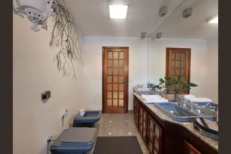 Casa para alugar com 547m², 4 quartos e 5 vagasBanheiro da Suíte 1