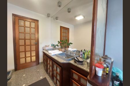 Casa para alugar com 547m², 4 quartos e 5 vagasBanheiro da Suíte 1