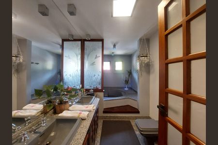 Casa para alugar com 547m², 4 quartos e 5 vagasBanheiro da Suíte 1