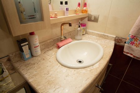 Casa de condomínio à venda com 113m², 2 quartos e 1 vagaBanheiro 