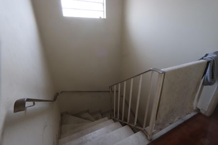 Casa à venda com 125m², 2 quartos e 2 vagasEscada