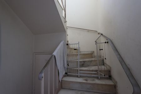 Casa à venda com 125m², 2 quartos e 2 vagasEscada