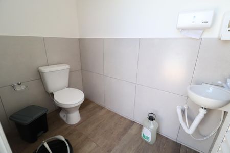 Casa para alugar com 220m², 3 quartos e 4 vagasBanheiro da piscina 1