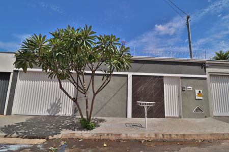 Casa para alugar com 220m², 3 quartos e 4 vagasFachada