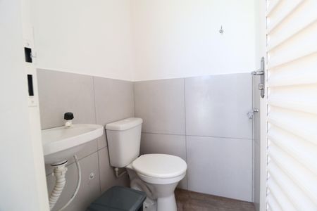 Casa para alugar com 220m², 3 quartos e 4 vagasBanheiro da piscina 2